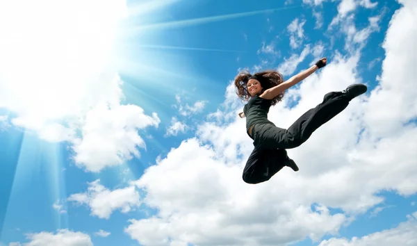 Девушка, танцующая на фоне неба — стоковое фото