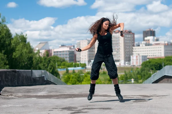 Krásná dívka tančí moderní město krajinu — Stock fotografie