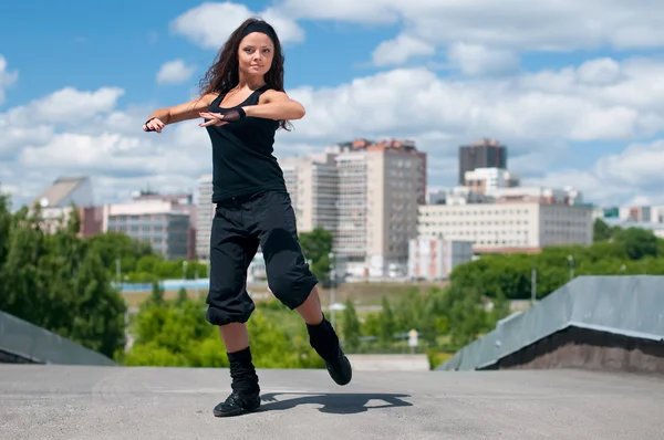 美しい少女都市景観上のヒップホップのダンス — ストック写真