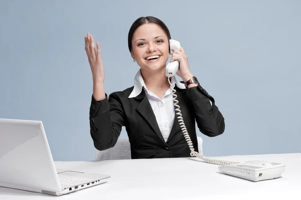 Casual donna d'affari in ufficio parlando per telefono — Foto Stock