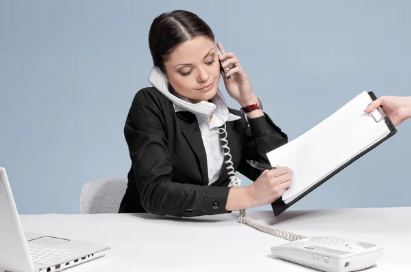 Drukke zakenman vrouw praten via de telefoon — Stockfoto