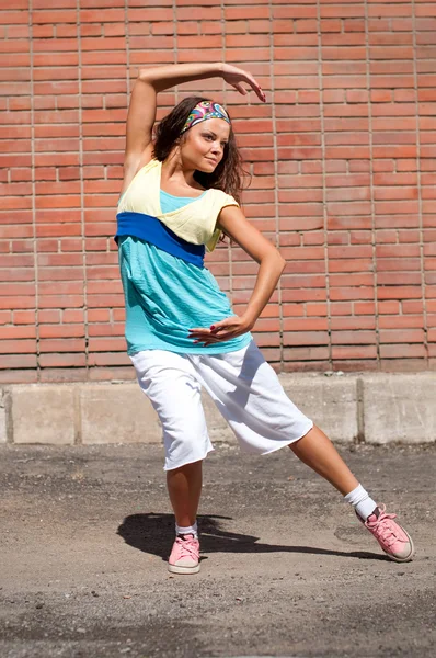 Hermosa chica adolescente bailando hip-hop — Foto de Stock