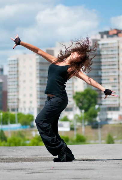 Menina bonita dançando hip-hop sobre a paisagem urbana — Fotografia de Stock