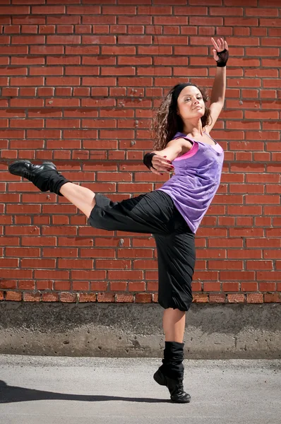 Schöne Teenager-Mädchen tanzen Hip-Hop — Stockfoto