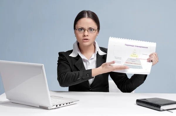 Business woman in office show chart — Stock Photo, Image