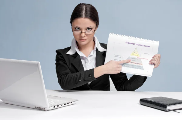 Business woman in office show chart — Stock Photo, Image