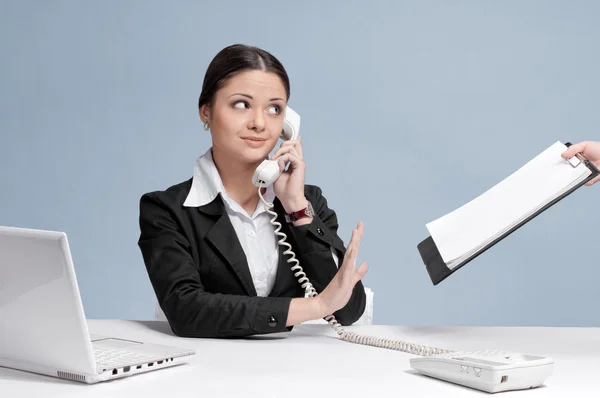 Ocupada mulher de negócios falando por telefone — Fotografia de Stock