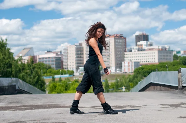 Schönes Mädchen tanzt modernen Stil über Stadtlandschaft — Stockfoto