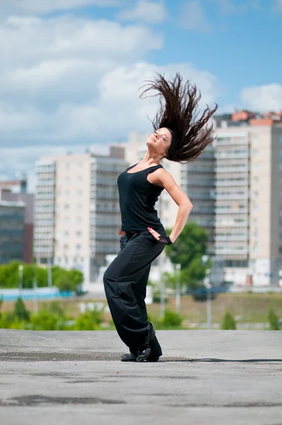 Bella ragazza che balla hip-hop sul paesaggio urbano — Foto Stock