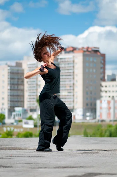 Hermosa chica bailando hip-hop sobre el paisaje urbano — Foto de Stock