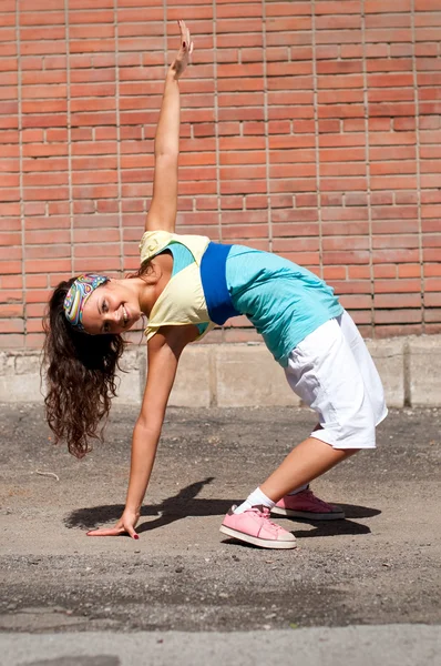 Hermosa chica adolescente bailando hip-hop — Foto de Stock