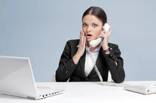 Casual donna d'affari in ufficio parlando per telefono — Foto Stock