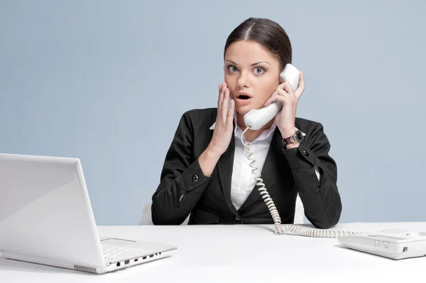 Casual zakenvrouw in kantoor praten via de telefoon — Stockfoto