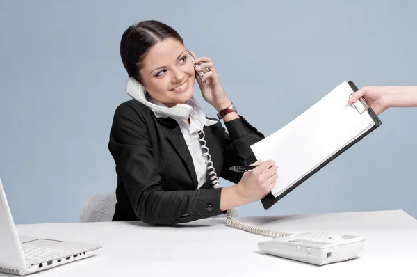 Sibuk wanita bisnis berbicara melalui telepon — Stok Foto