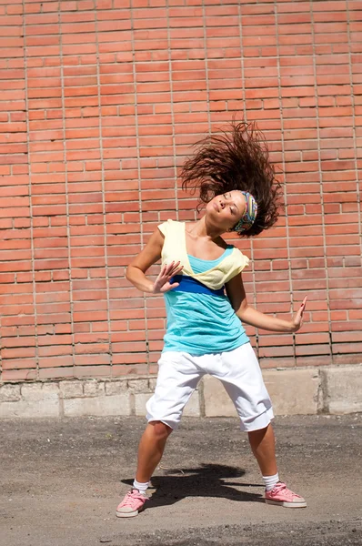 아름 다운 십 대 소녀 춤 힙합 — 스톡 사진