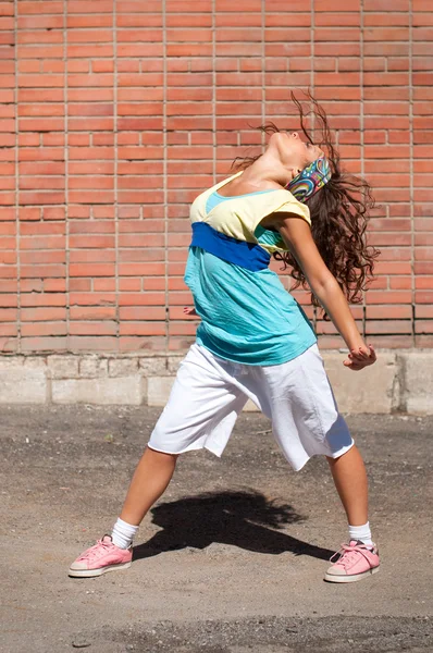 Beautiful teenage girl dancing hip-hop — Zdjęcie stockowe
