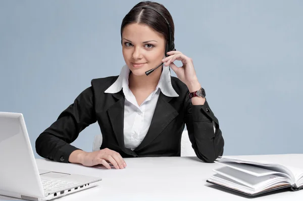 Biznes kobieta z zestawu słuchawkowego komunikacji — Zdjęcie stockowe
