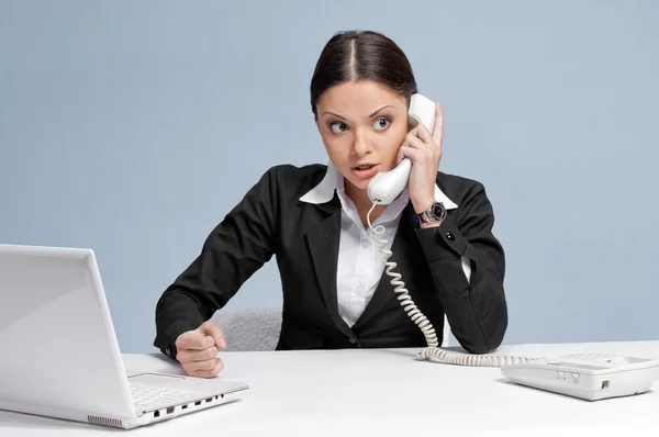 休闲商务女人在办公室通过电话交谈 — 图库照片