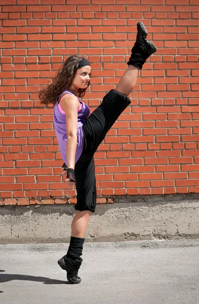 Vacker tonårig flicka dansa hip-hop — Stockfoto