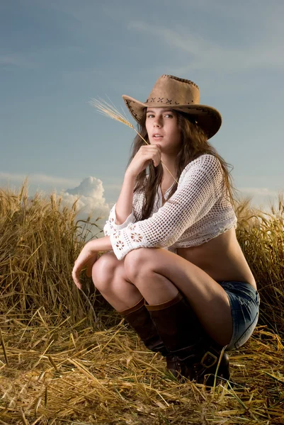 Hermosa chica eslava en ropa de vaquero —  Fotos de Stock