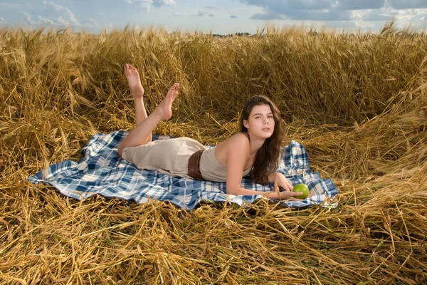 Красивая славянская девушка на пикнике — стоковое фото