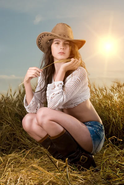 Mooi Slavische meisje in cowboy kleren — Stockfoto