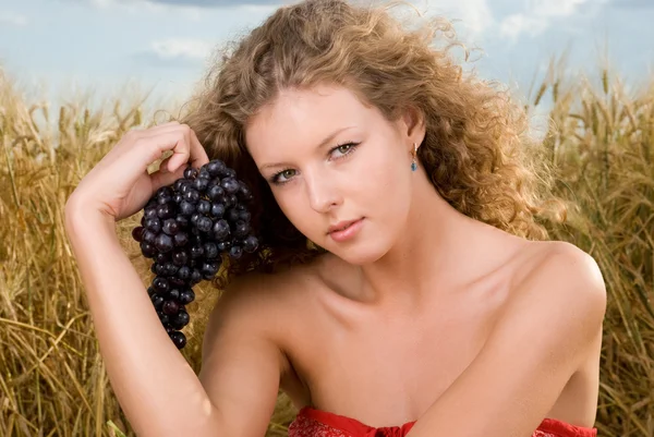 Vacker slaviska flicka på picknick — Stockfoto