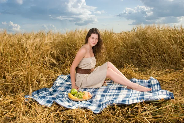 ピクニックにスラヴ美少女 — ストック写真