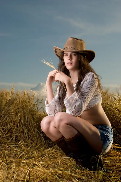 Mooi Slavische meisje in cowboy kleren — Stockfoto