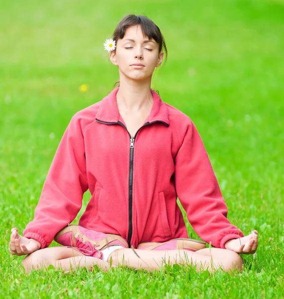 Ragazza adolescente che fa esercizio di yoga — Foto Stock