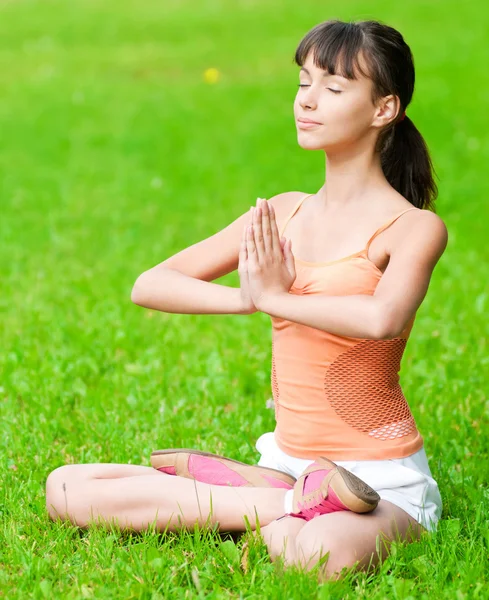 Yoga egzersiz yaparak genç kız — Stok fotoğraf
