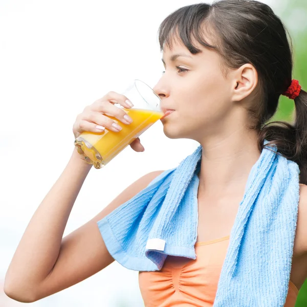Девушка пьет сок после тренировки — стоковое фото