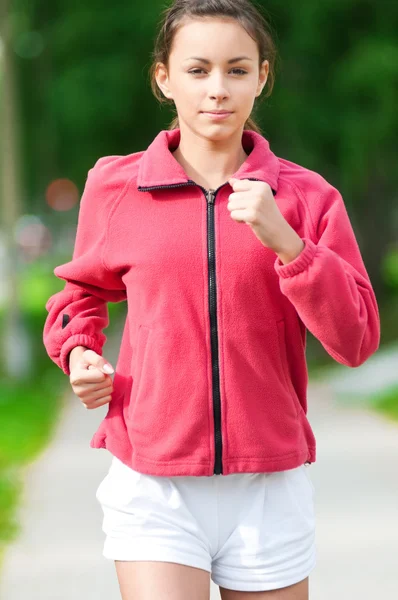 Adolescente courir dans le parc vert — Photo