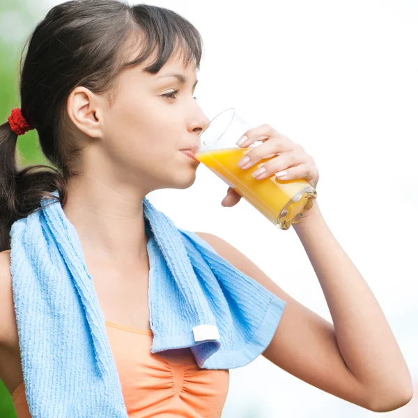 Egzersiz sonrası suyu içme kız — Stok fotoğraf