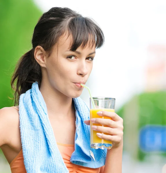Ragazza bere succo dopo l'esercizio — Foto Stock
