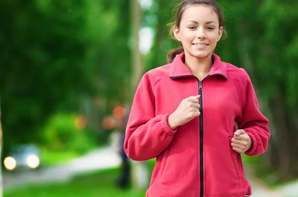 Teenage girl running in green park — Stock Photo, Image