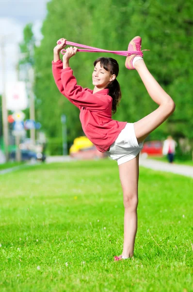 Chica haciendo ejercicio de estiramiento. Yoga — Foto de Stock