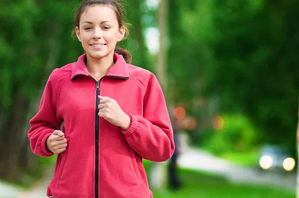Девочка-подросток бегает в зеленом парке — стоковое фото