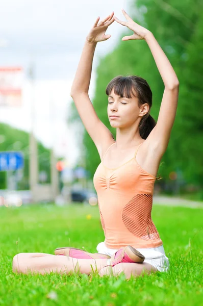 Teenager Mädchen macht Yoga-Übungen — Stockfoto