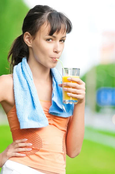 Flickan dricka saft efter träning — Stockfoto