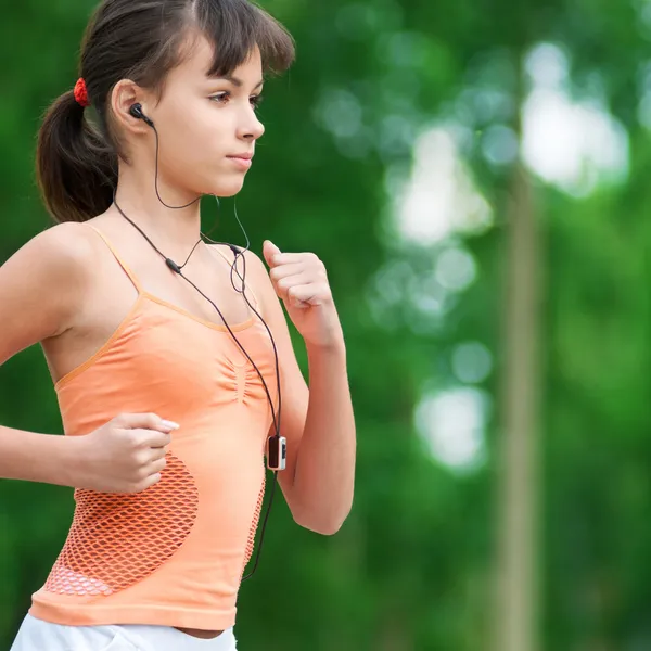 Menina adolescente correndo no parque verde Imagens Royalty-Free