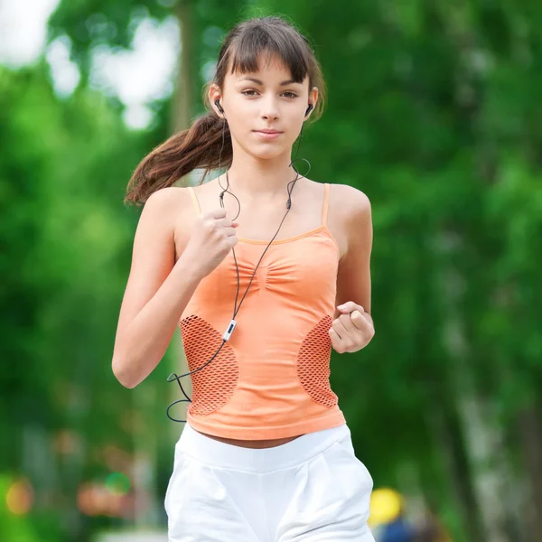 Adolescente chica corriendo en verde parque Imagen De Stock