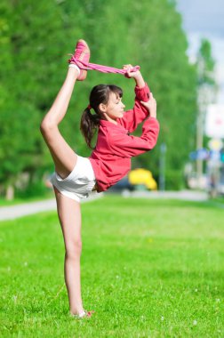 Kız germe egzersiz yapıyor. Yoga