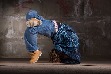 tuğla duvar üzerine modern tarzı hip hop dans