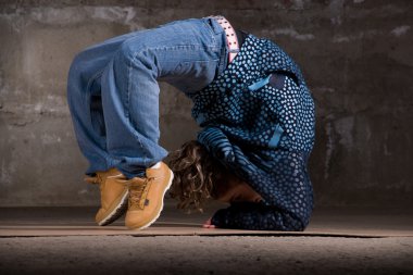tuğla duvar üzerine modern tarzı hip hop dans