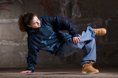 tuğla duvar üzerine modern tarzı hip hop dans