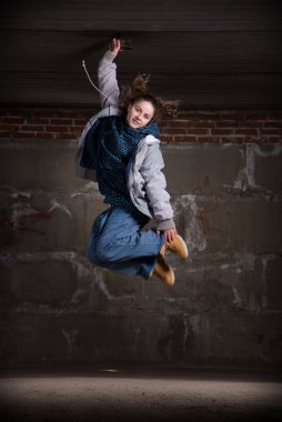 tuğla duvar üzerine modern tarzı hip hop dans