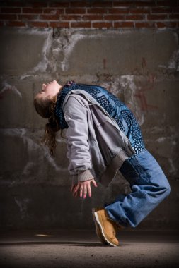 tuğla duvar üzerine modern tarzı hip hop dans