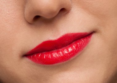 Kırmızı dudaklar ve tıbbi üniforma ile seksi kadın