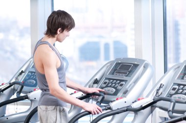Spor egzersiz adlı genç bir adam. çalışan